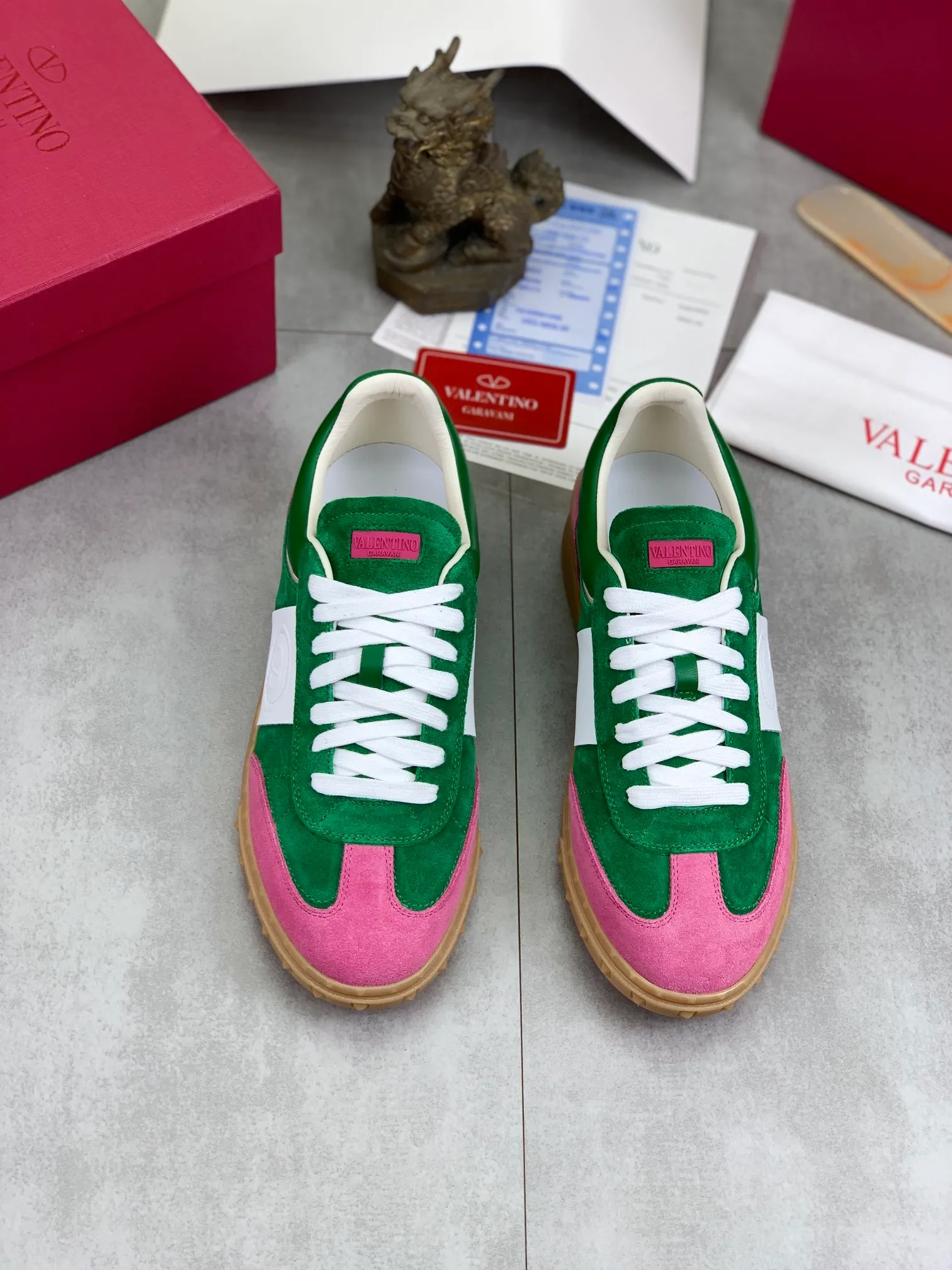Men's Men's Shoes P520 New Couple Style Valentino Valentino 2025/UPVILLAGE Couple Casual Sports Shoes Moral Training Shoes 🆚Professional high-end, perfect replica, first-class quality, all made of original 1:1 materials, exclusive mold opening! 🎁Full set of high-end packaging at the counter ✔️Fabric: high mercerized cowhide ✔️Outsole: TPU material outsole ✔️Size: female 35-40 male 39-45 (female 41 male 38.46) 🆚All details are customized at 1:1 mold, striving for perfection!